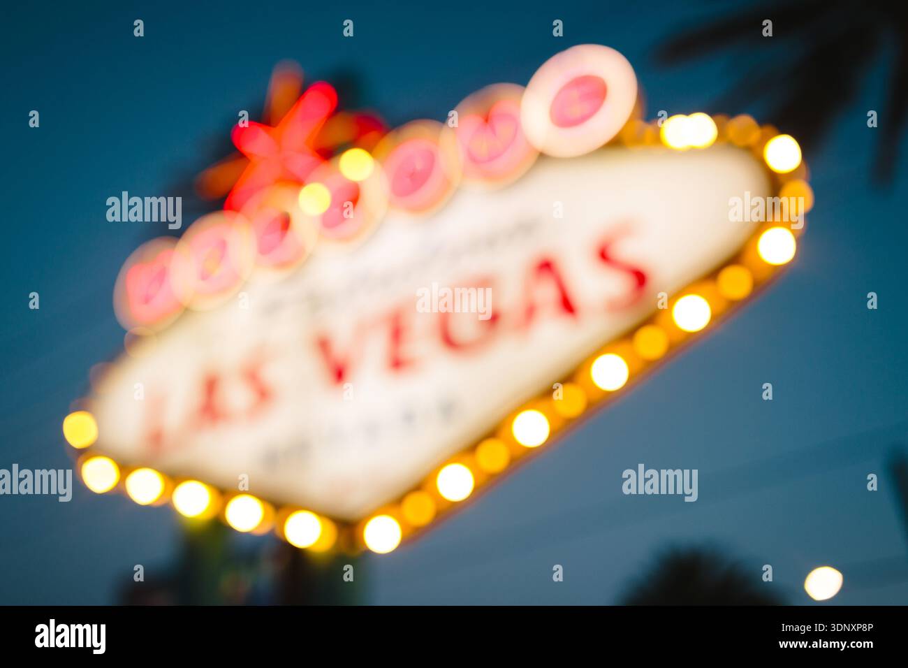 Verschwommenes Bild des berühmten Welcome to Las Vegas-Schilds, das nachts lebendig leuchtet. Das klassische Las Vegas-Symbol begrüßt Besucher in der belebten Stadt Stockfoto