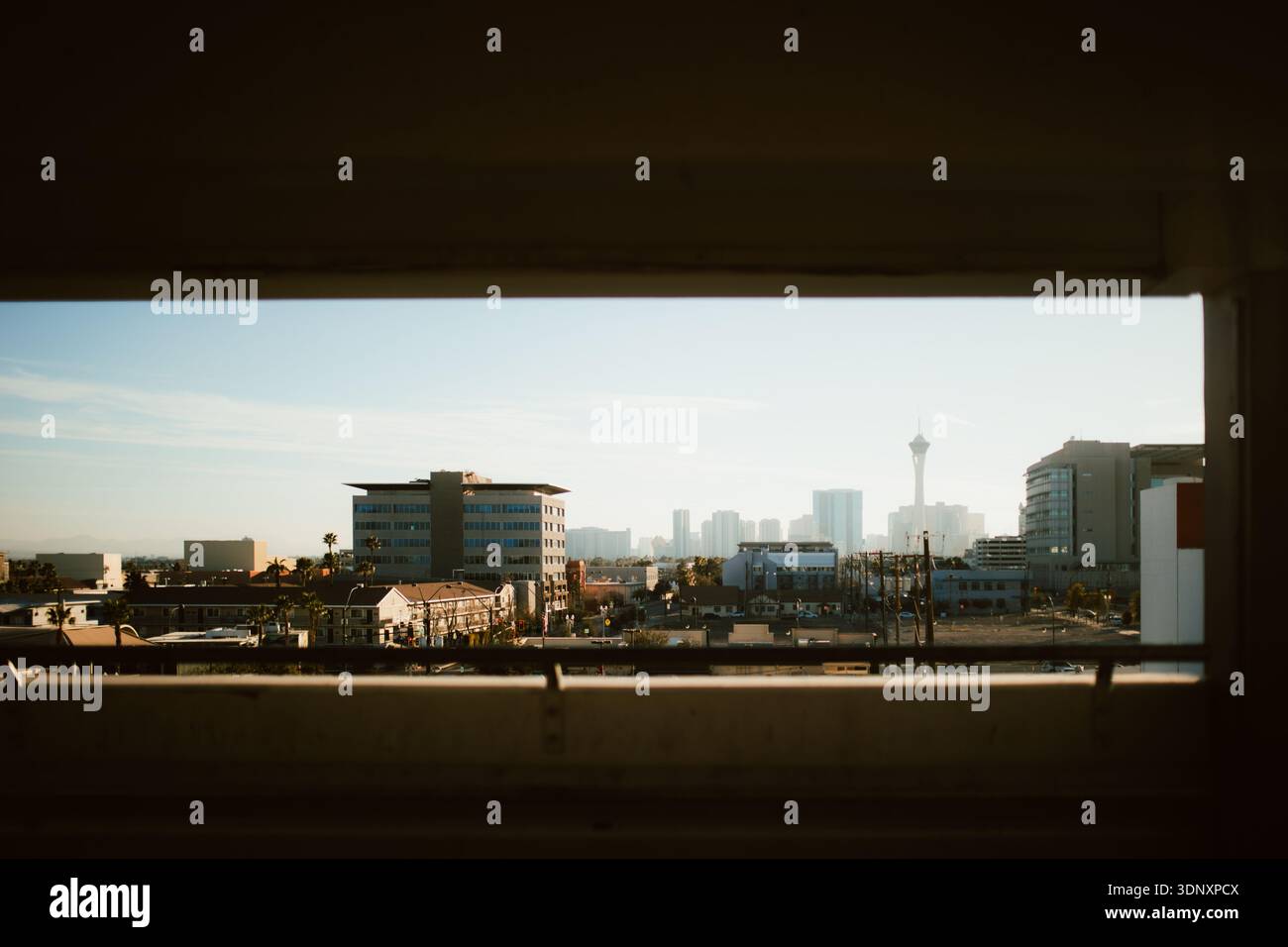 Ein Blick auf die Skyline von Las Vegas aus einem geschützten Ausblick, eingerahmt von der urbanen Landschaft im Vordergrund. Die Szene fängt den ruhigen Morgen Long ein Stockfoto