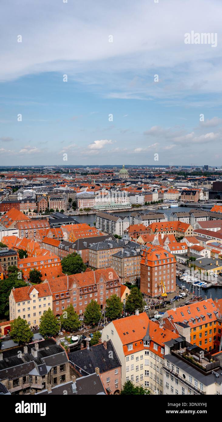 Atemberaubender Blick aus der Luft von der Kirche unseres Erlösers, die das Viertel Christianshavn und das zentrale Viertel von Kopenhagen zeigt, getrennt durch das malerische Viertel Stockfoto