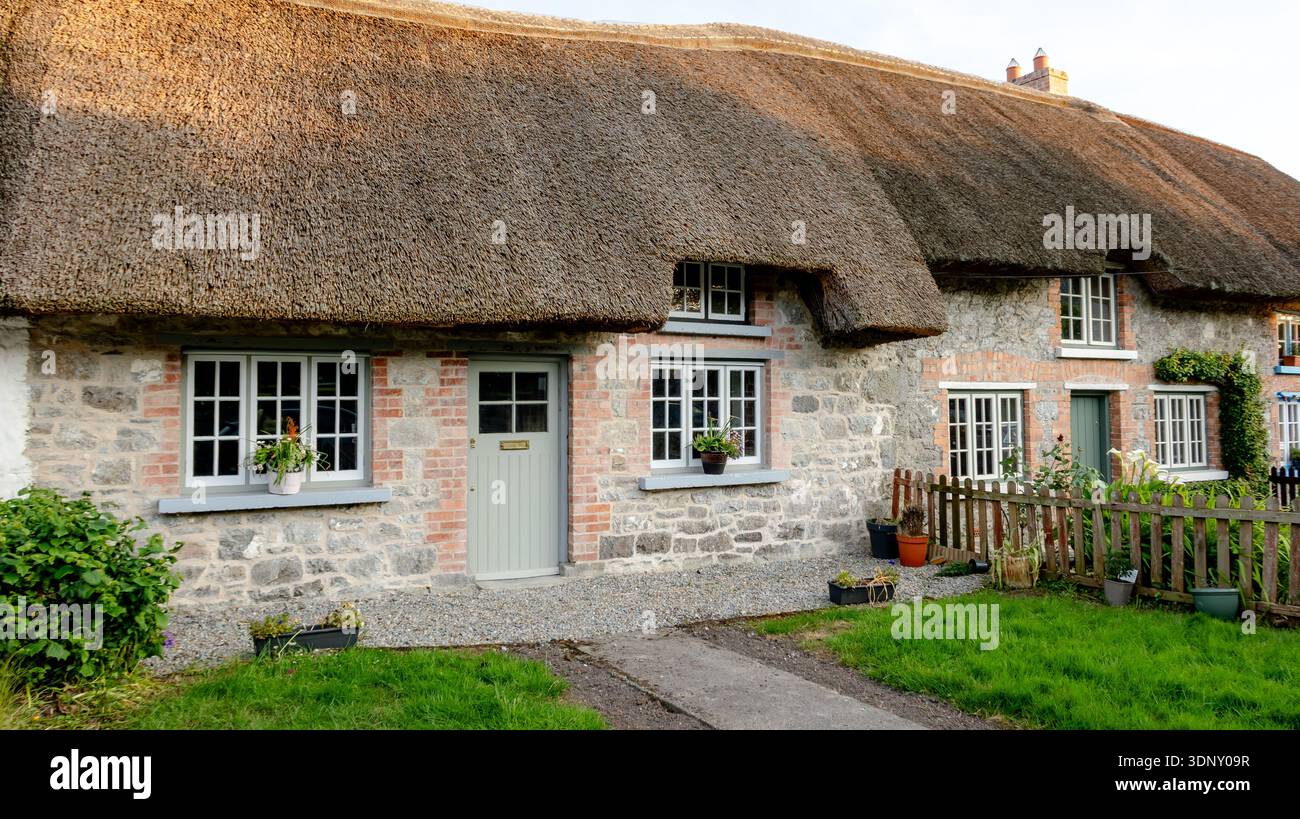 Charmantes traditionelles irisches Ferienhaus mit einem Strohdach im malerischen Dorf Adare, Irland. Die ruhige Umgebung unterstreicht den klassischen irischen Bogen Stockfoto