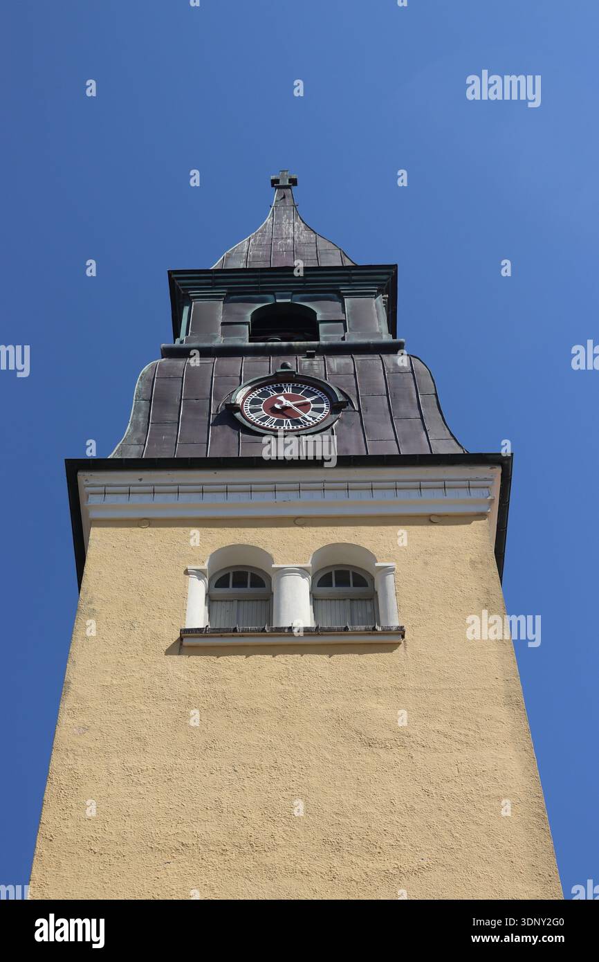 Der Glockenturm der Skagen-Kirche im Stadtzentrum, bemalt in den Farben typischer Häuser innerhalb der Stadt. Stockfoto