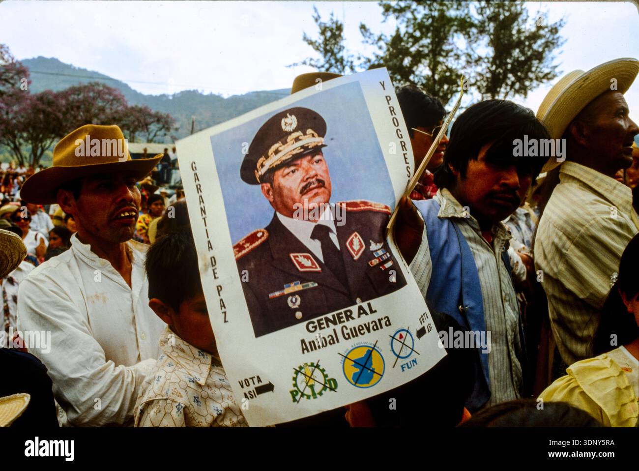 Guatemala, Februar 1982; Dorfbewohner im Publikum für General Anibal Guevara, der PDF, ein Kandidat bei den Präsidentschaftswahlen am 8. März 19 Stockfoto