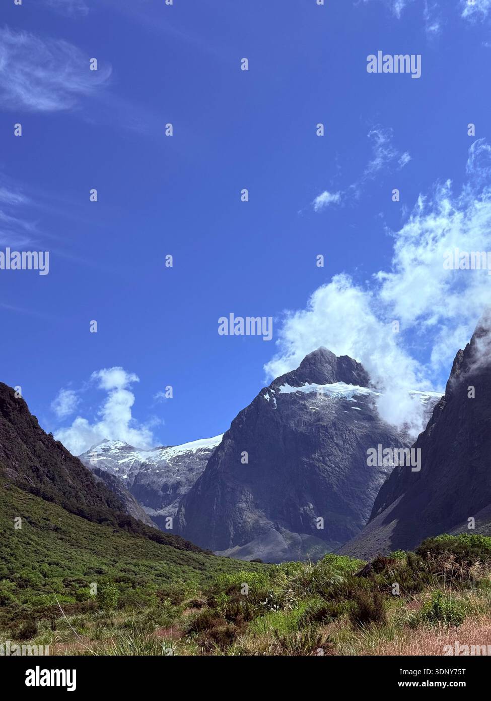 Wunderschöne Landschaft mit Bergen und Wolken - Smartphone-aufgenommenes Stockfoto