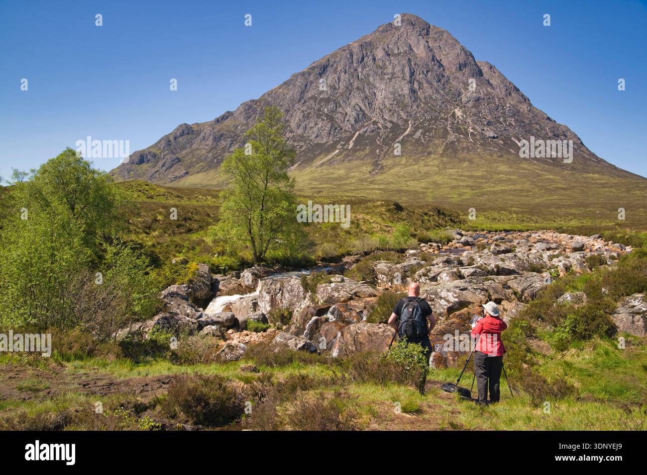 Fotografen, River Etive, Glen Etive, Buachaille Etive Mor to Rear, Highland Region, Schottland Großbritannien Stockfoto