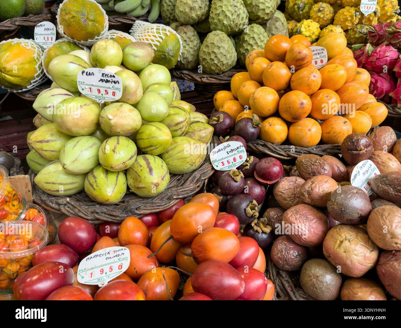 FUNCHAL, MADEIRA, PORTUGAL - 2. FEBRUAR 2026: Nahaufnahme von lebhaften tropischen Obstsorten auf dem Marktstand in Funchal, Madeira Stockfoto