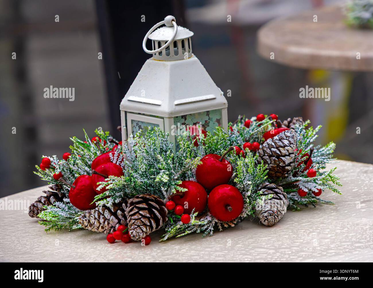 Retro-Metalllaterne mit Weihnachtsschmuck während der Winterferien Stockfoto