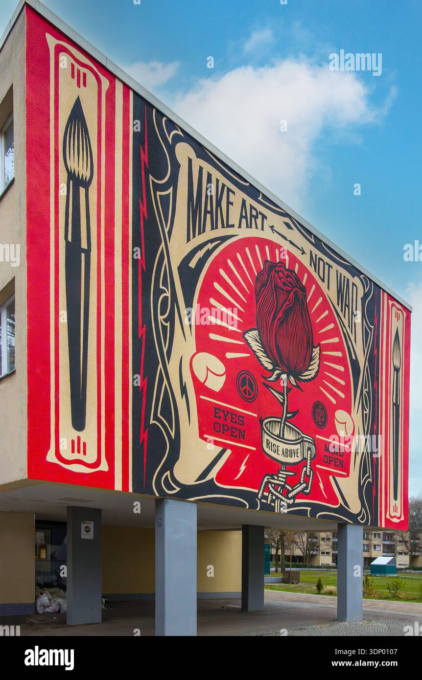 Das große Street Art Fototapete „Make Art Not war“ schuf den US-amerikanischen Straßenkünstler Shepard Fairey, bekannt als Obey Giant a stilisierte rote Rose, berlin Stockfoto