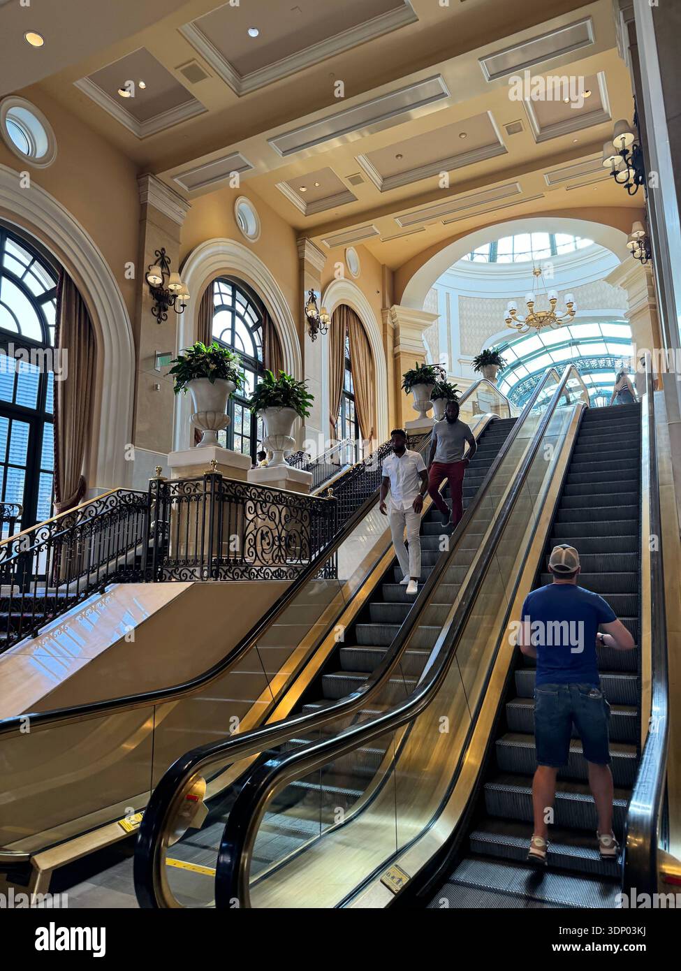 Rolltreppen und klassische Architektur in einem luxuriösen Casino-Resort am Las Vegas Strip, Nevada, USA. - Smartphone-aufgenommenes Stockfoto