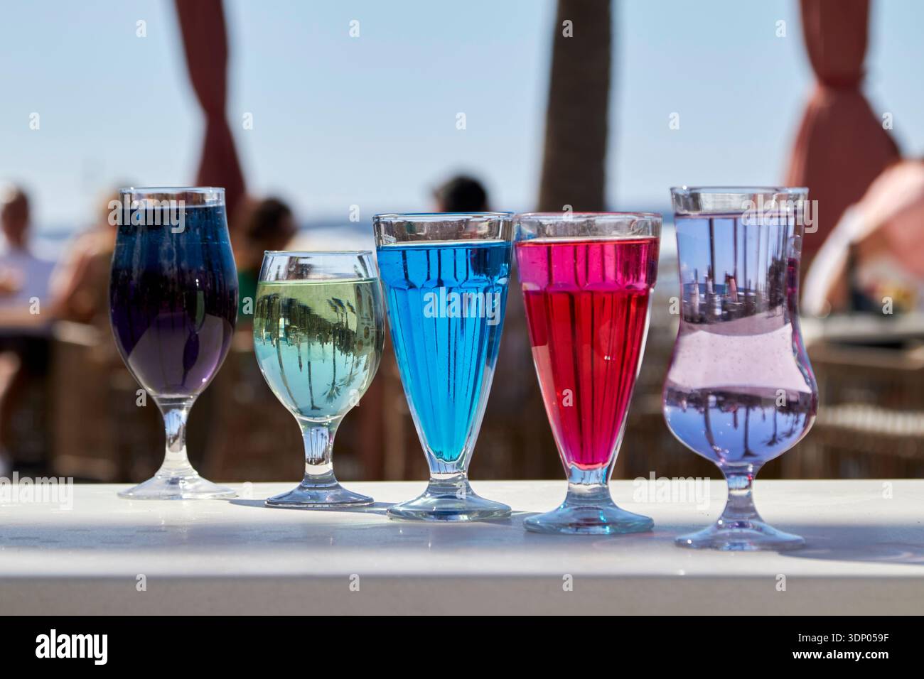 Reihe imitierter Cocktails vor einer Bar playa de las americas teneriffa kanarische Inseln spanien Stockfoto