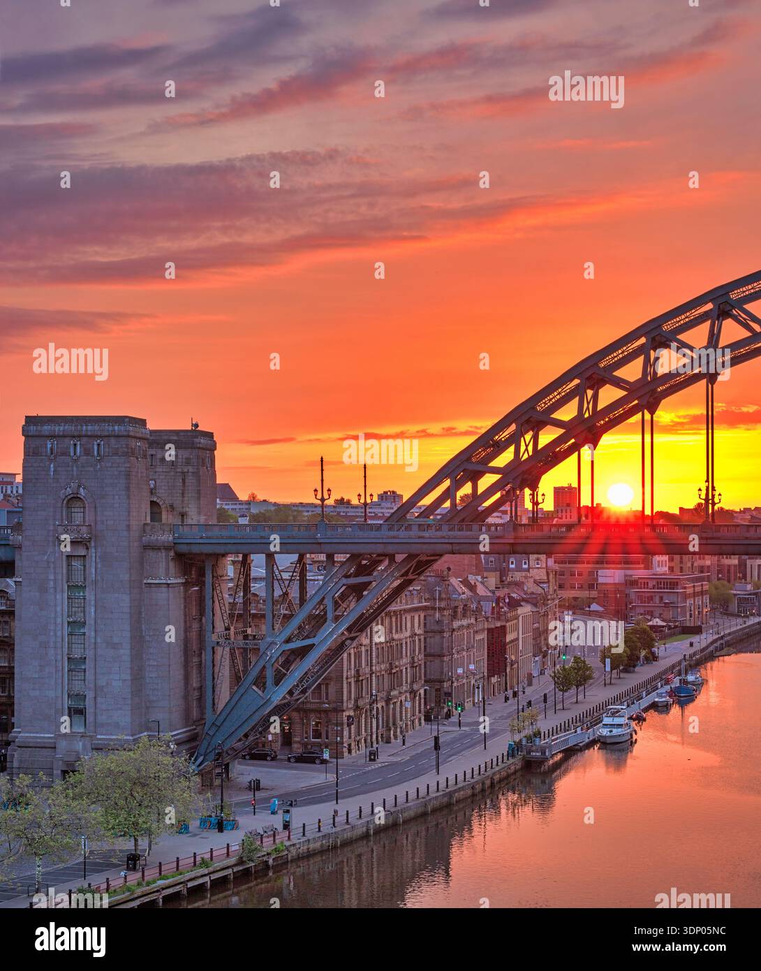 Ein Blick bei Sonnenaufgang im Sommer von der High Level Bridge in Newcastle upon Tyne mit Blick flussabwärts über die Swing Bridge & Tyne Bridge & Millennium Bridge Stockfoto