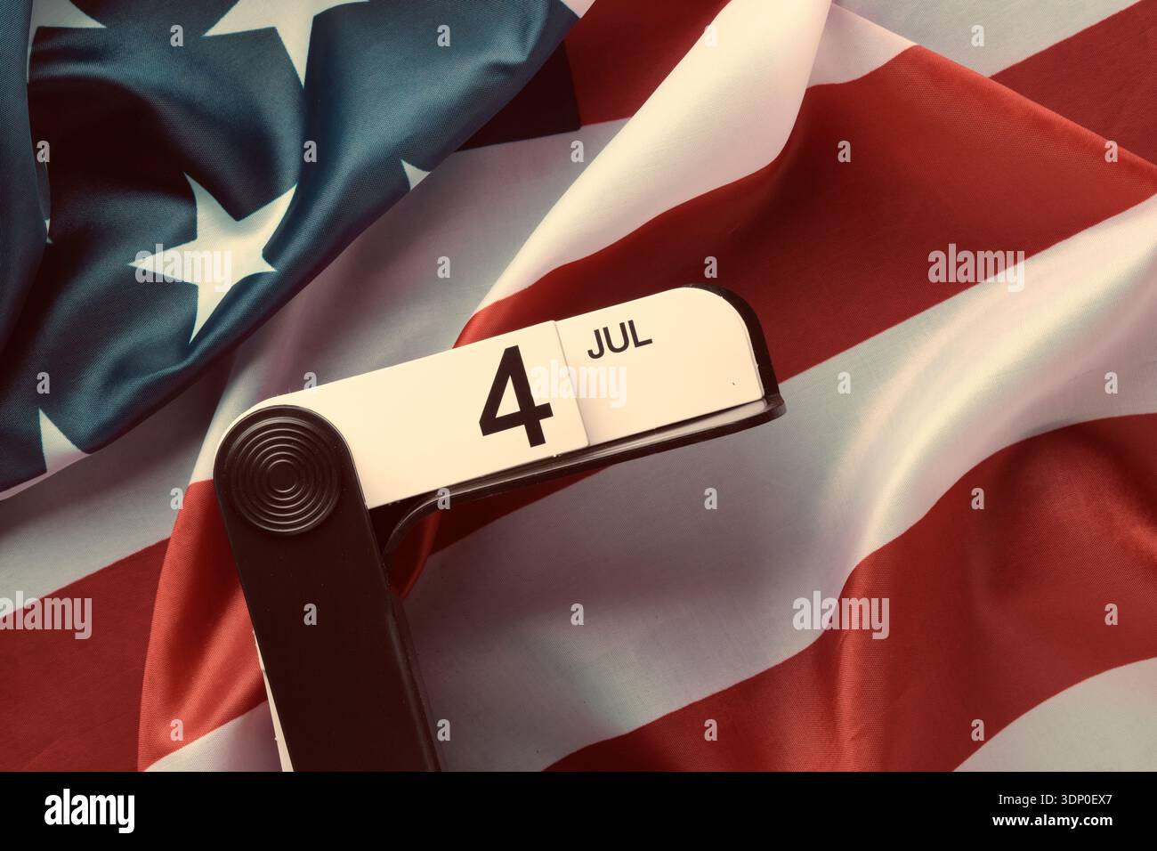 Patriotische Komposition mit Kalender vom 4. Juli und US-Flagge, symbolisches US-Feiertagsbild Stockfoto