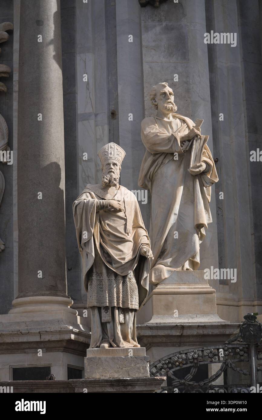 Basilika Cattedrale di Sant'Agata, Kathedrale von Catania. Marmorstatuen aus sizilianischem Barock, die Heilige oder Apostel am Fassadeneingang darstellen. Stockfoto