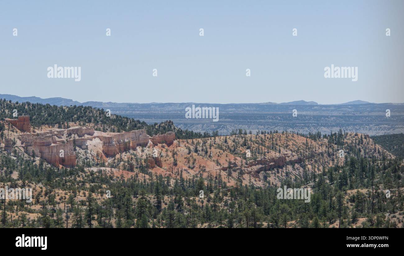 Der Canyon öffnet sich zu einem weiten ausblick, der Schichten von Klippen und weit entfernten Ebenen freigibt. Dieser Moment erweitert den visuellen Atem der Serie. Stockfoto