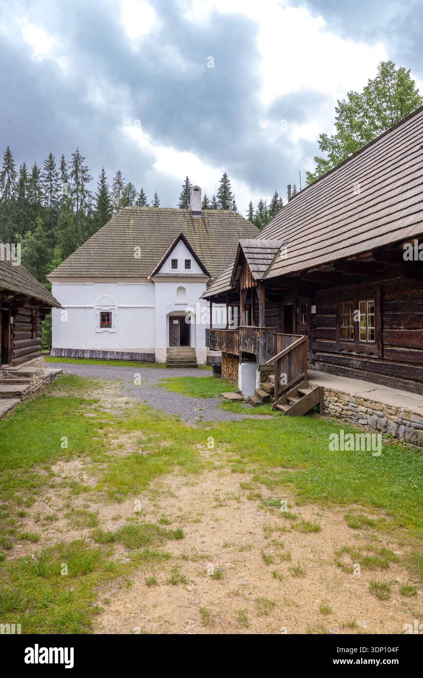 Historische Gebäude mit Holzdächern in einem slowakischen Freilichtmuseum Stockfoto