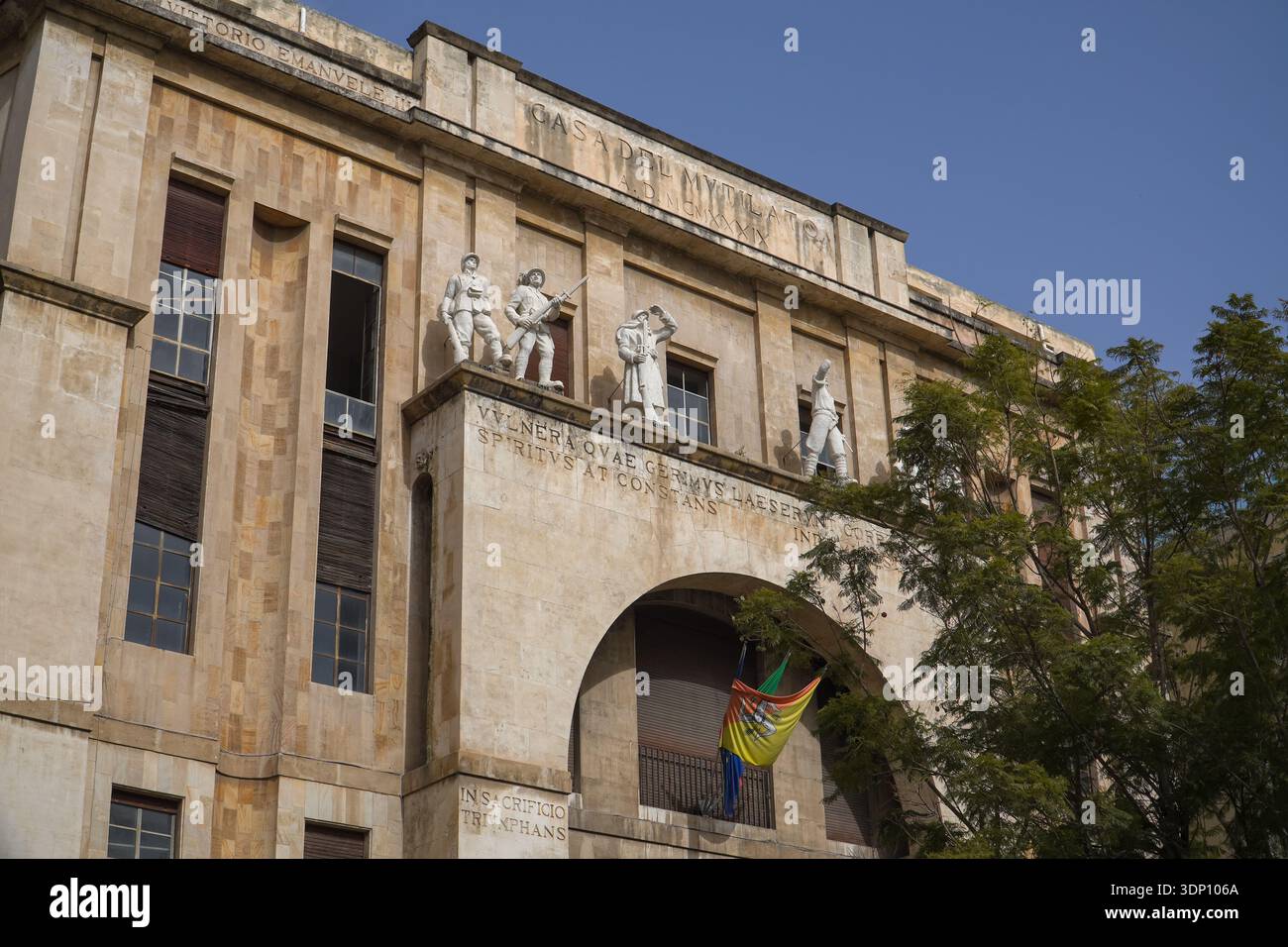 Casa del Mutilato, Catania. Italienisches Rationalismusgebäude mit Soldatenstatuen und lateinischen Inschriften zu Ehren des Kriegsopfers (n. Chr. MCMXXX) Stockfoto