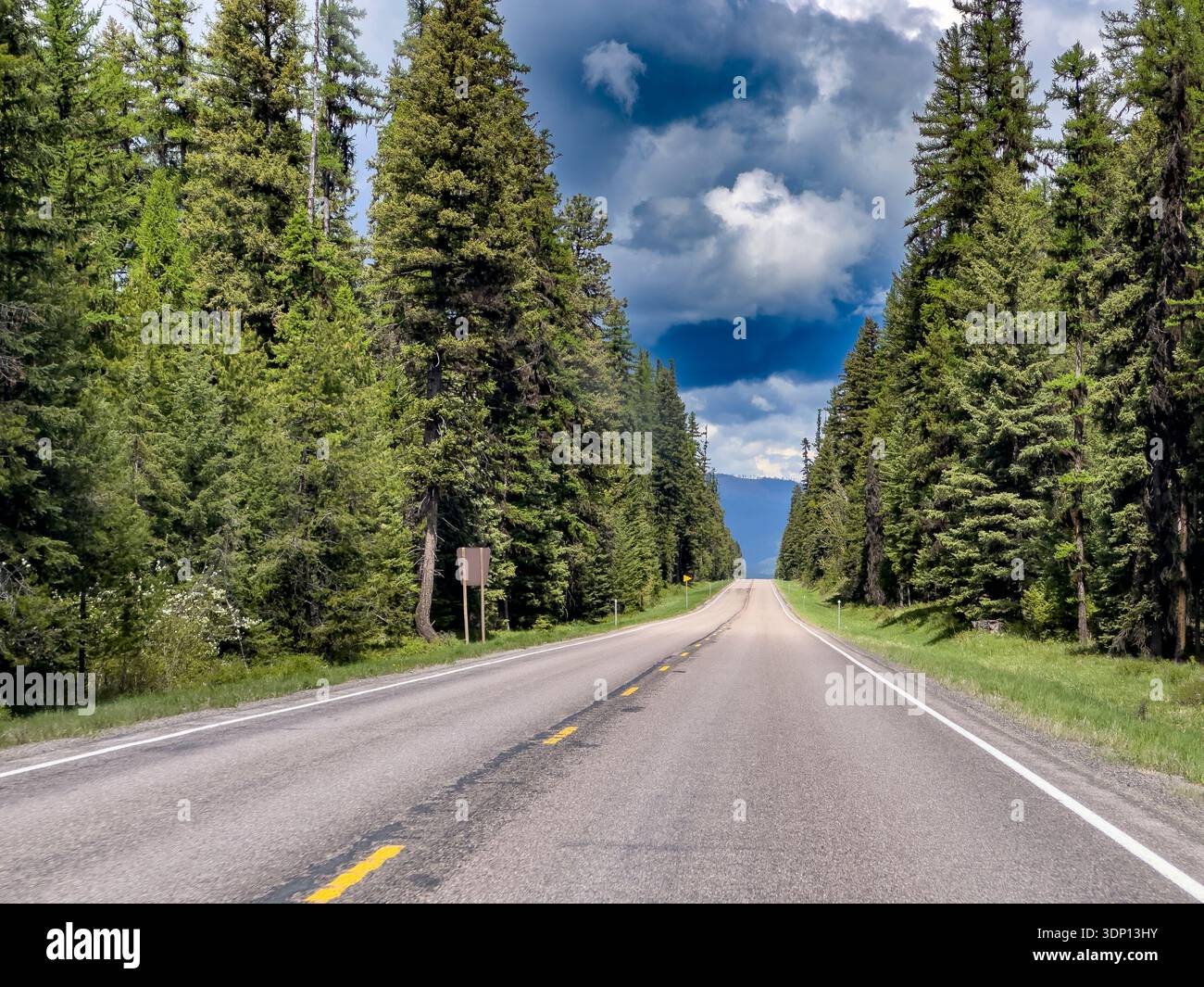 Landschaftlich reizvolle Autobahn in der Nähe von Flathead Lake, Montana. Stockfoto