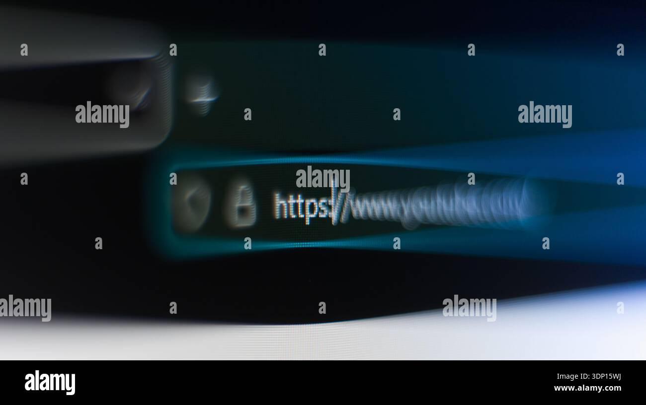 Makroansicht einer Adressleiste eines Webbrowsers mit Bewegungsunschärfe, die eine sichere https-URL und ein Vorhängeschloss-Symbol anzeigt, die Hochgeschwindigkeits-Internet und Cyber symbolisieren Stockfoto