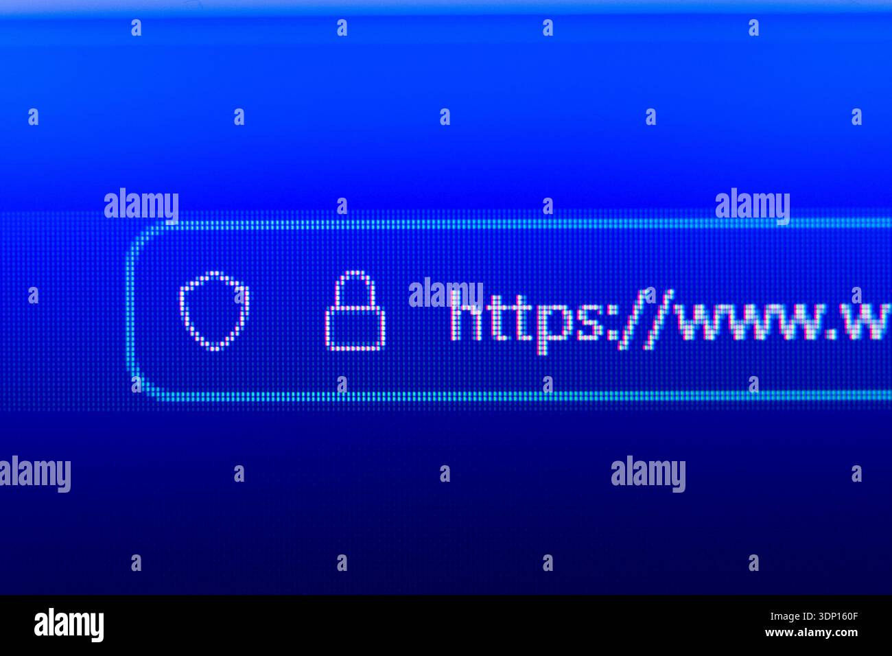 Nahaufnahme einer Suchleiste des Webbrowsers auf einem blauen, pixelförmigen Bildschirm, die ein sicheres https-Präfix mit einem blinkenden Cursor anzeigt, das die Web-Navigation darstellt, int Stockfoto