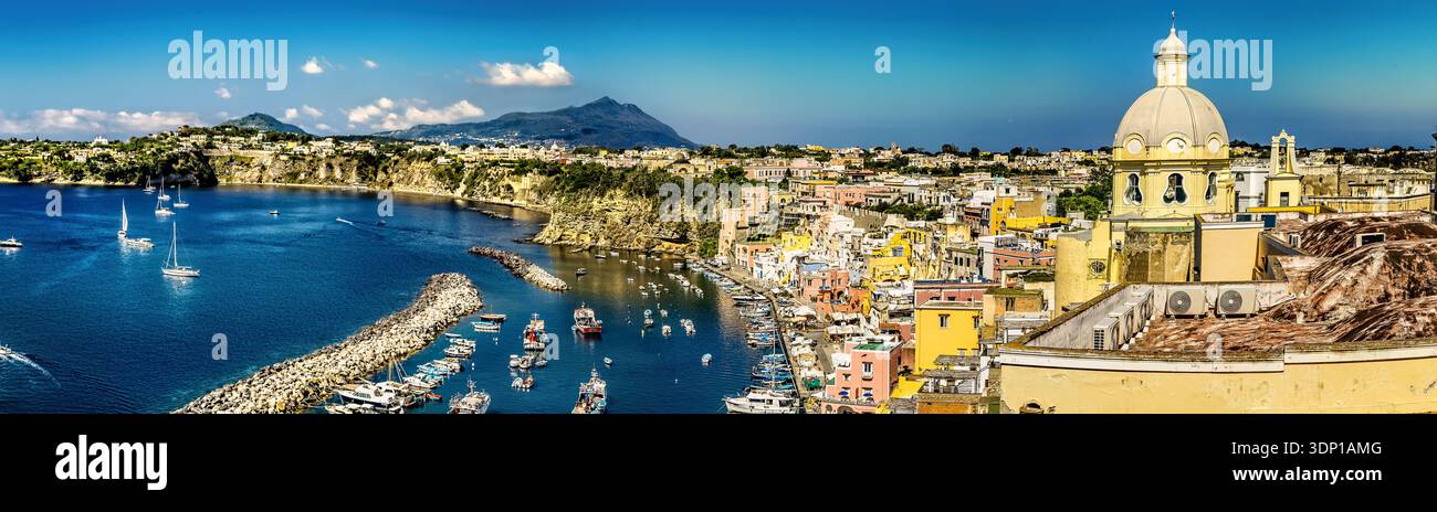Atemberaubende Aussicht auf farbenfrohe Häuser und Kirche auf der Insel Procida Stockfoto