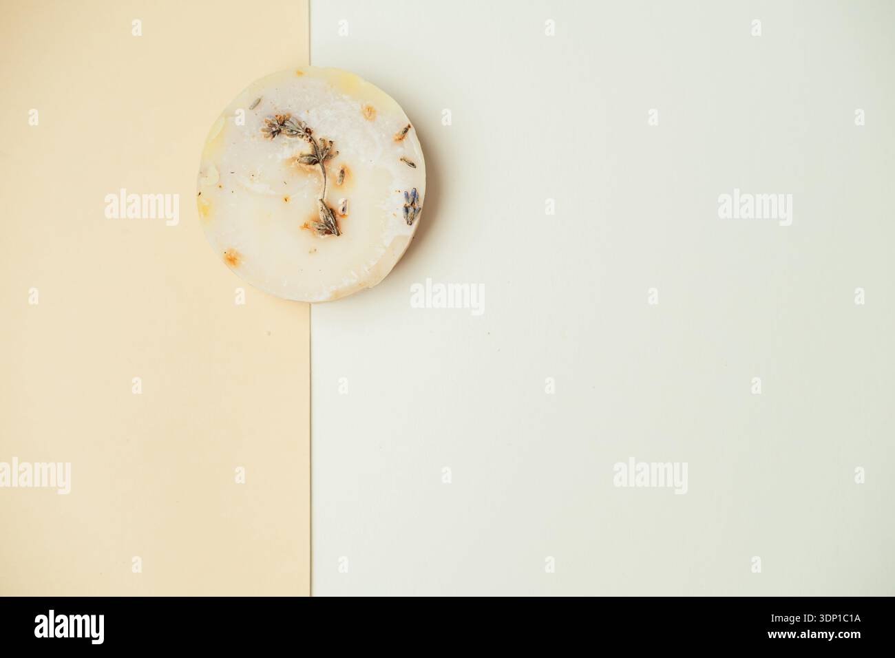 Produktfotografie Mit Lavendelseife Mit Getrockneten Blütenblättern Auf Pastellfarbschema Stockfoto