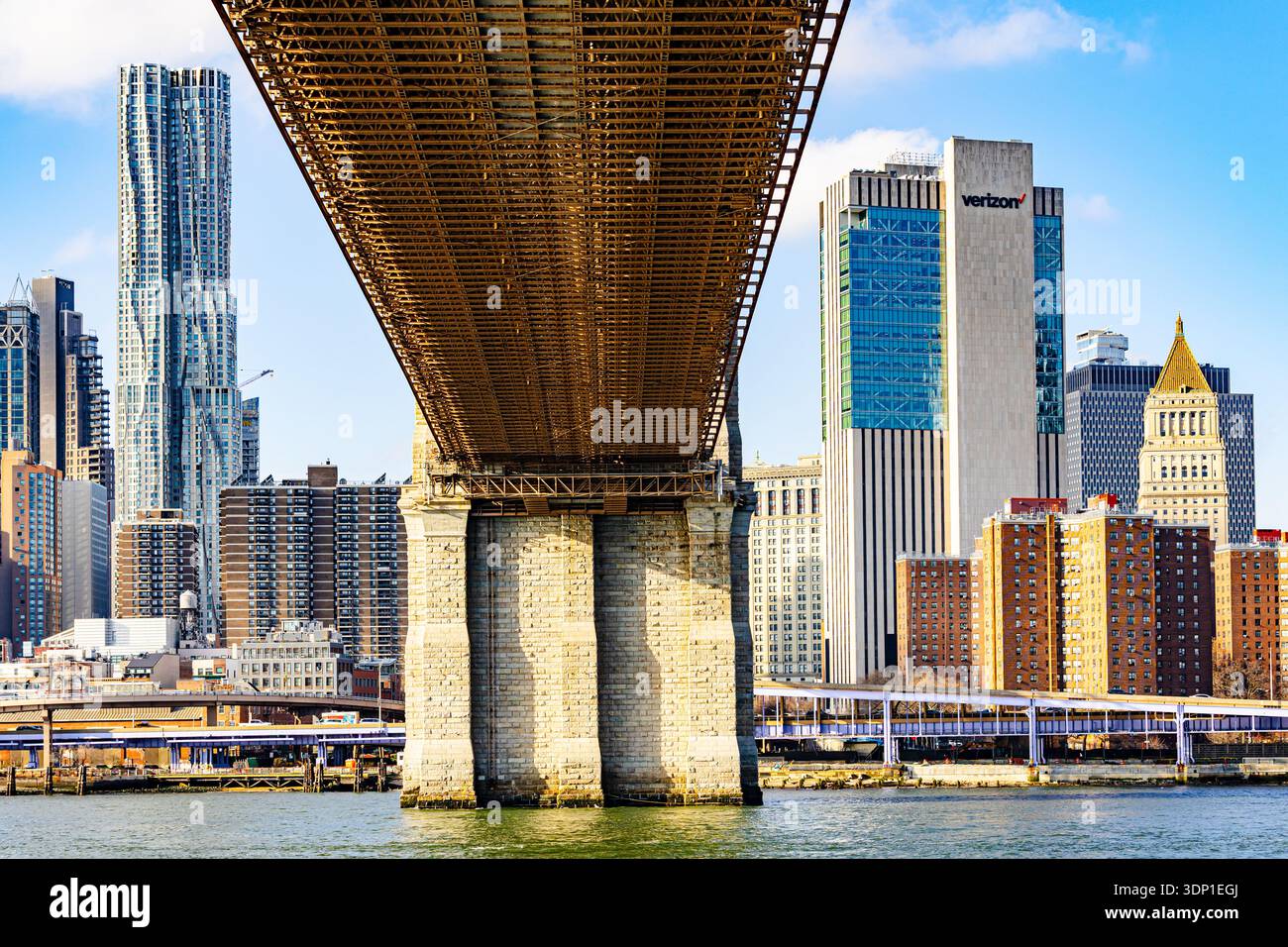 Manhattan Bridge unter dem East River mit der Skyline von Lower Manhattan und dem Verizon-Gebäude, städtischer Architektur von New York City Stockfoto