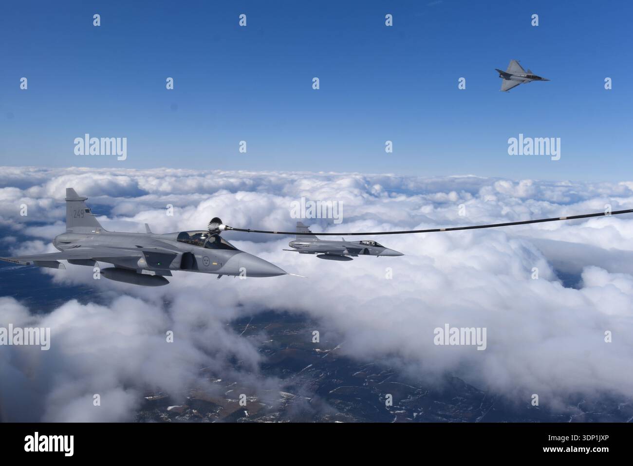 *** KEINE VERKÄUFE AN FRANZÖSISCHE MEDIEN ODER VERLAGE - RECHTE VORBEHALTEN ***23. April 2024 - schwedischer Luftraum: Ein schwedisches Kampfflugzeug Gripen (L) wird während einer gemeinsamen militärischen Übung zur Verbesserung der Zusammenarbeit zwischen dem französischen und dem schwedischen Militär von einem französischen Transportflugzeug A400M betankt. Ein weiterer Grippen ist in der Mitte zu sehen, während rechts ein französischer Rafale-Jäger zu sehen ist. Mehrere französische Militärflugzeuge, darunter ein A400M-Transportflugzeug, ein A330 MRTT-Tankflugzeug und sechs Rafale-Kampfflugzeuge, haben den Luftwaffenstützpunkt Lulea besucht, um Ru zu zeigen Stockfoto