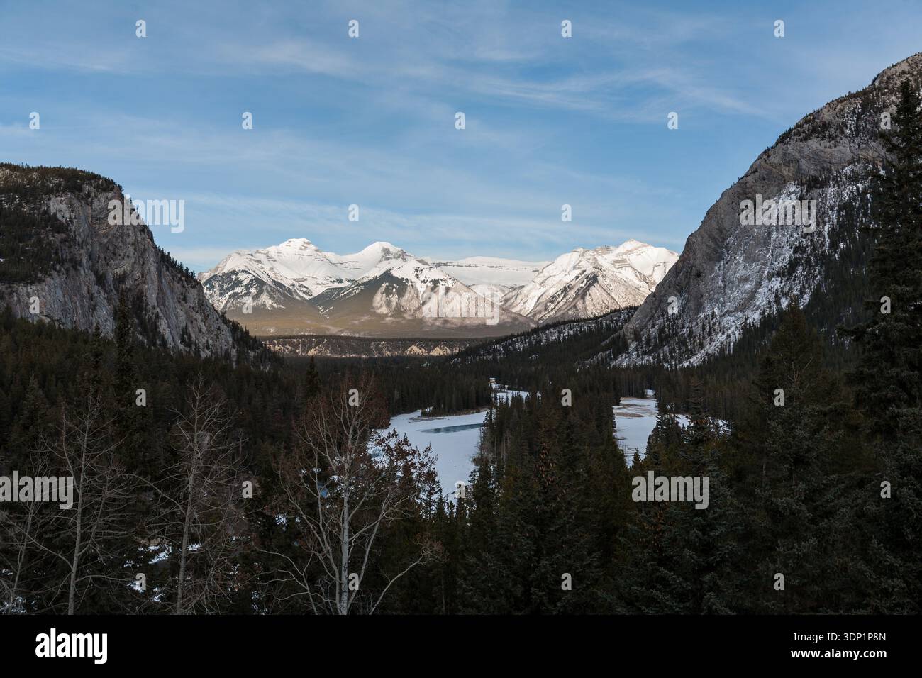Ein türkisfarbener Bergsee spiegelt die schneebedeckten Berggipfel im Banff National Park in den Kanadischen Rocky Mountains perfekt wider. Das unberührte Gletscherwasser erzeugt ... Stockfoto
