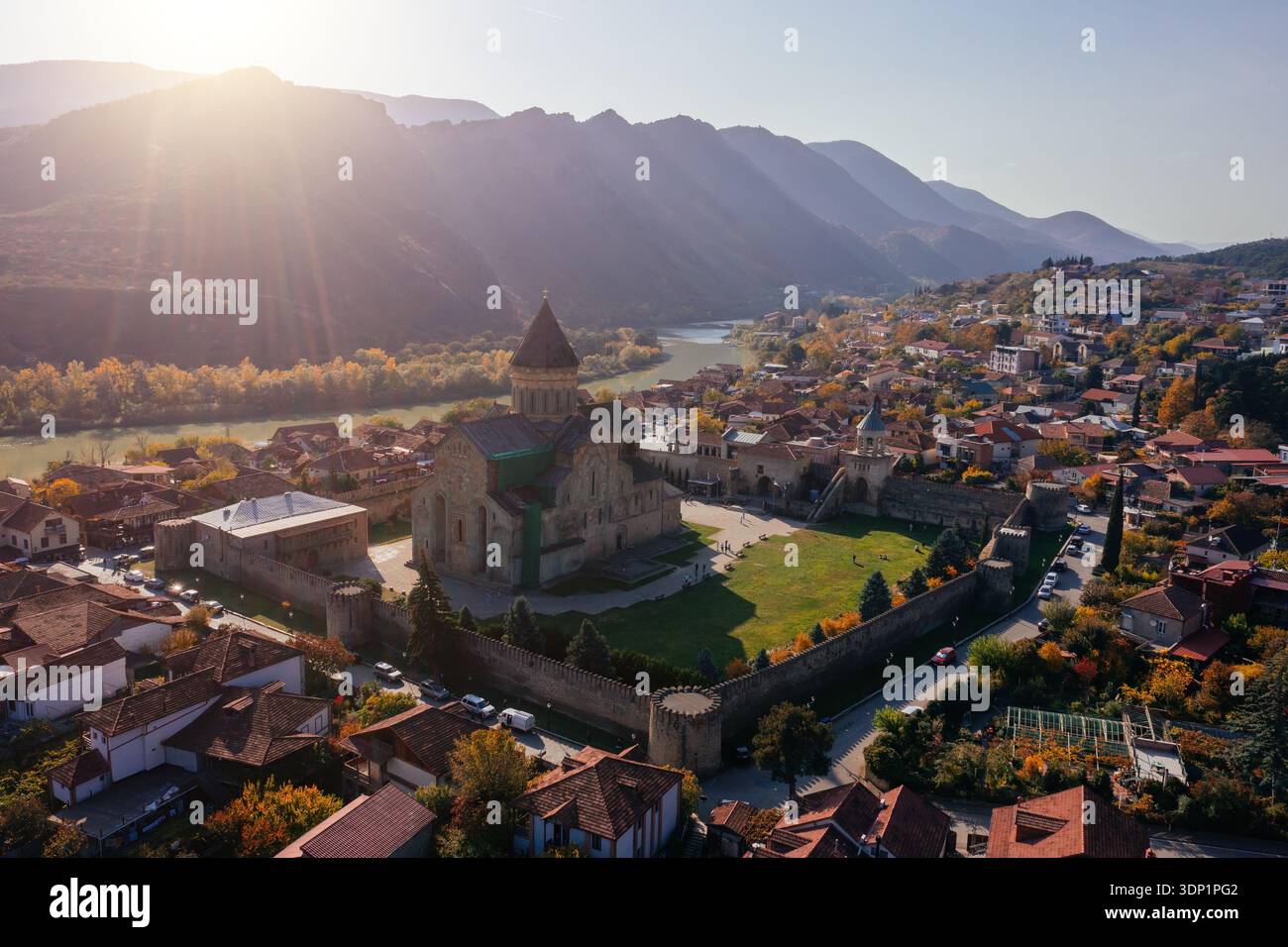 Drohnenansicht der Svetitskhoveli-Kathedrale in Mzcheta. Stockfoto
