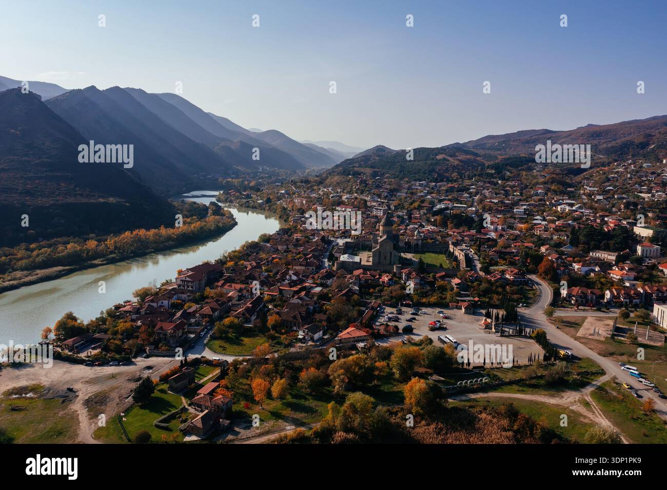 Drohnenansicht der Svetitskhoveli-Kathedrale in Mzcheta. Stockfoto