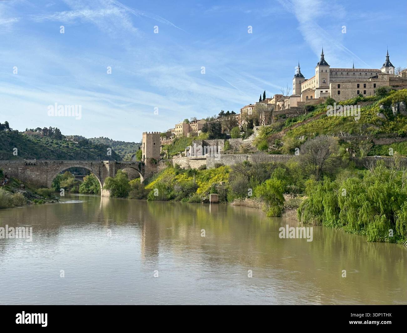 Historische Puente de Alcantara Brücke über den Fluss Tejo und die mittelalterliche Stadt Toledo, Kastilien-La Mancha, Spanien, April 2024 Stockfoto