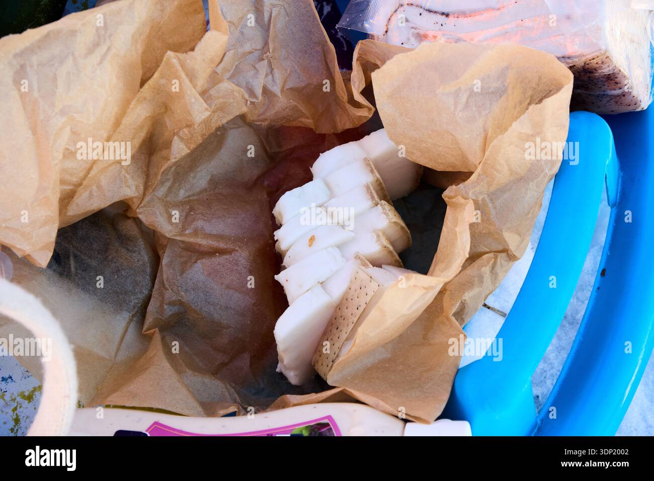 Erleben Sie die Essenz der ukrainischen kulinarischen Tradition mit diesem fesselnden Bild, das frische salo in braunem Papier zeigt. Die Photogr Stockfoto