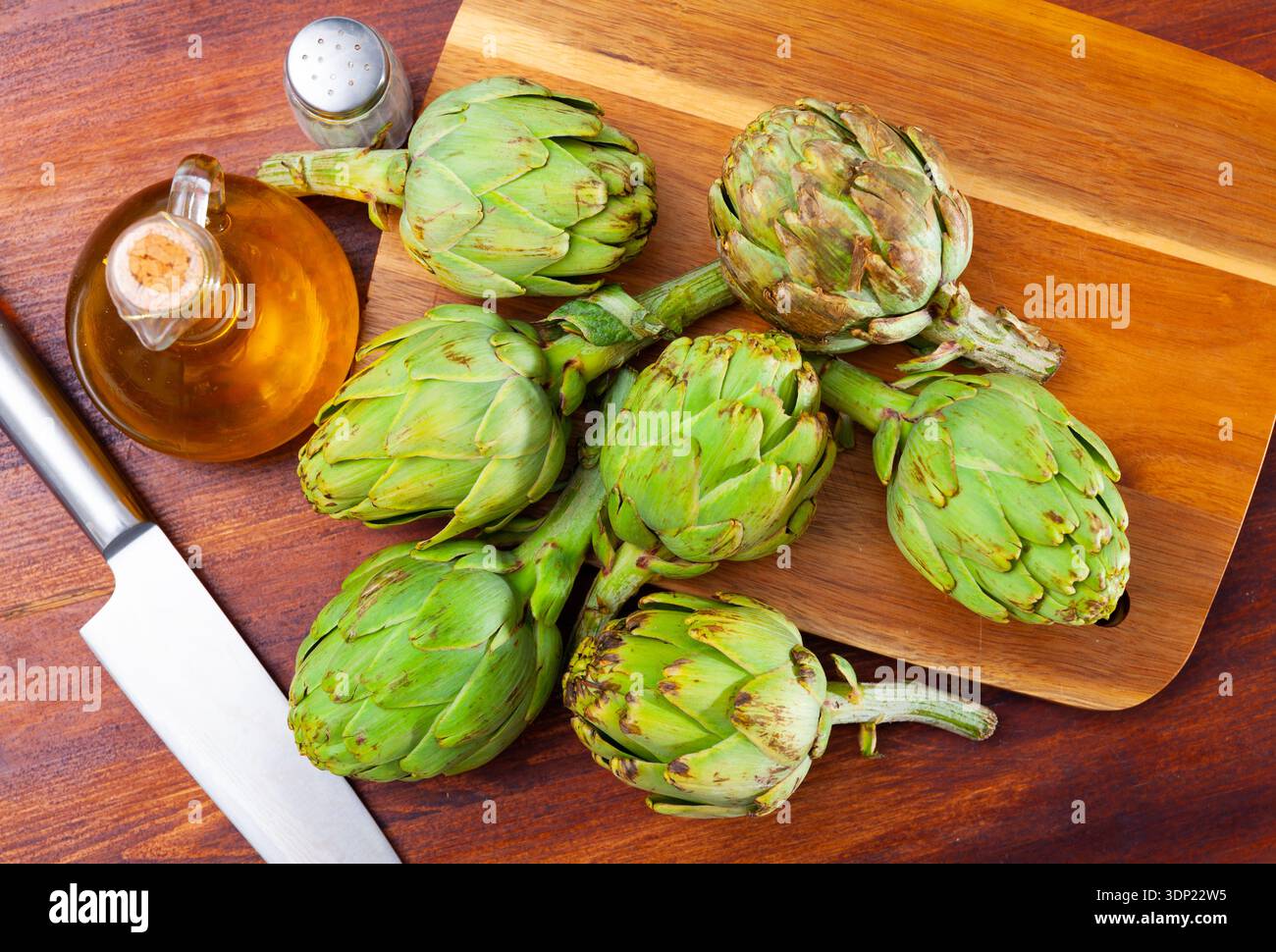 Flasche Pflanzenöl und Artischocken Stockfoto