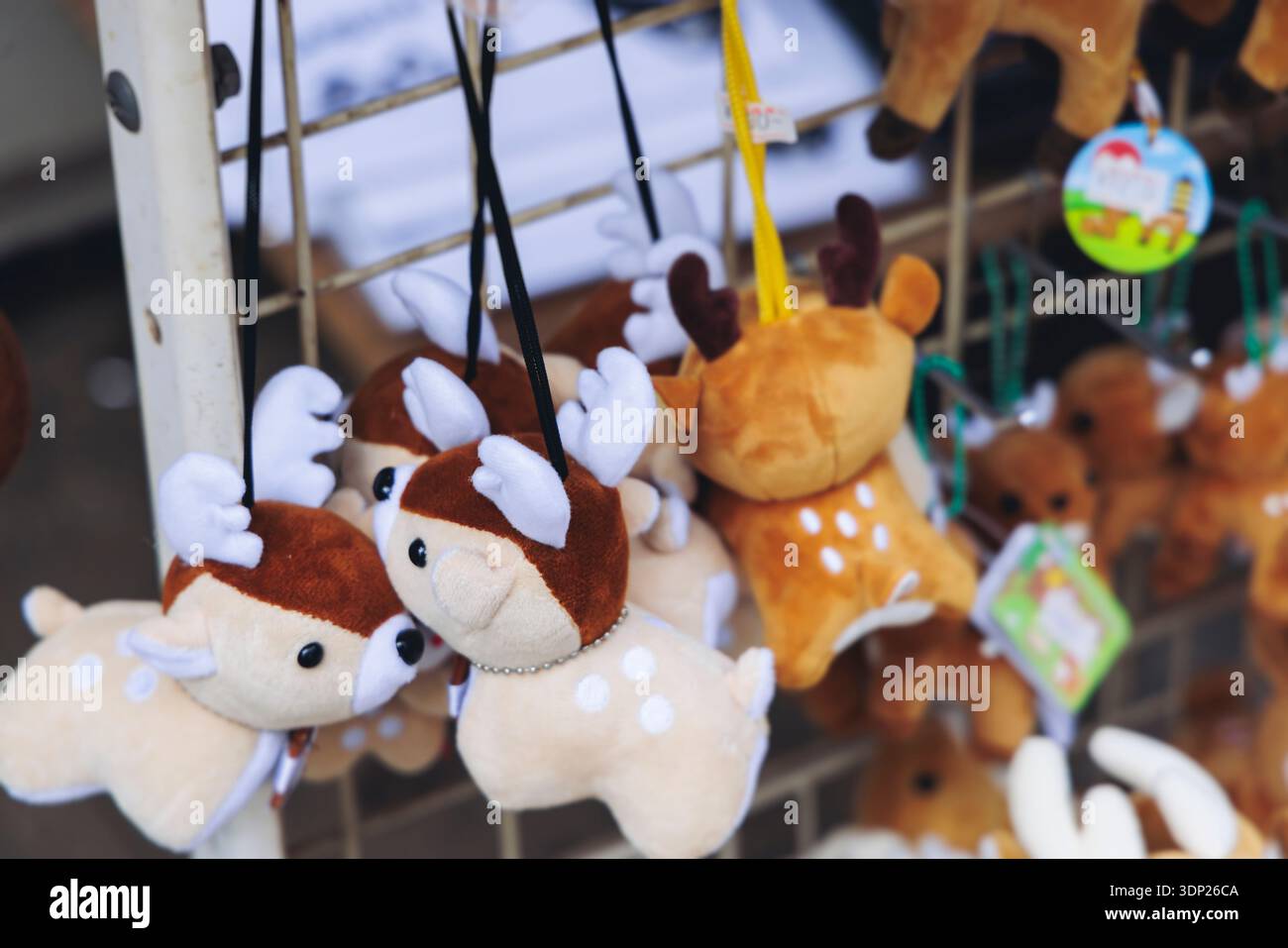 Japanische Souvenirs, Geschenke und Reisegeschenke aus Nara, Japan, gefleckte Hirschfiguren, Schlüsselanhänger, Kühlschrankmagnete, Plüschtiere aus sika-Hirschen Stockfoto