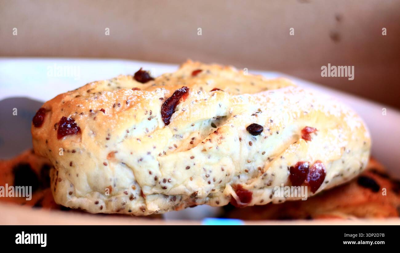 Cranberry Cream Cheese. Eine Kombination aus weichem Sauerteig mit Cranberry-Fruchtfüllung und cremigem Frischkäse. Stockfoto