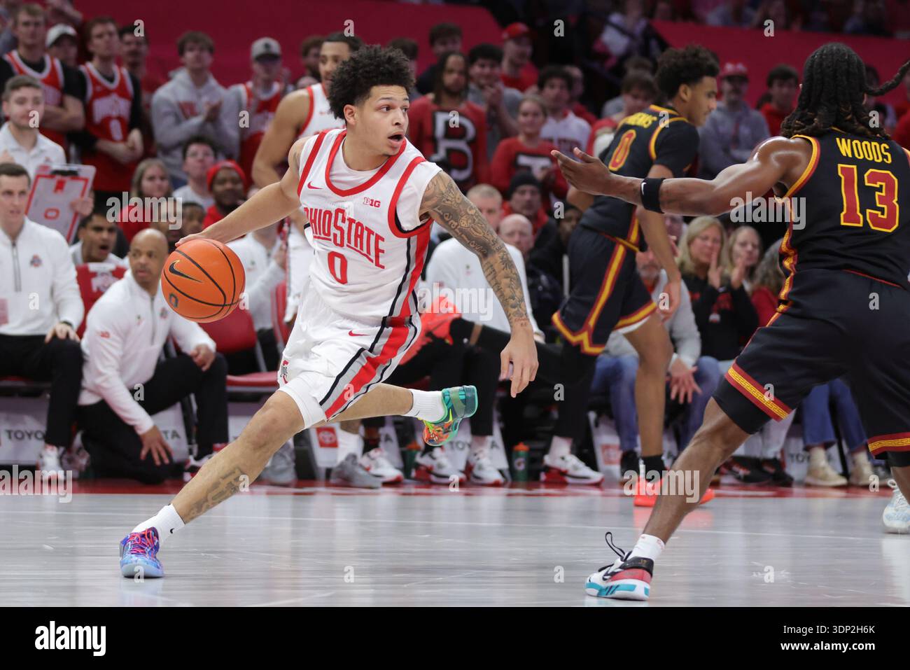 Ohio State guard John Mobley, left, drives in front of Southern California guard Kam Woods during an NCAA college basketball game in Columbus, Ohio, Wednesday, Feb. 11, 2026. (AP Photo/Paul Vernon) Stockfoto