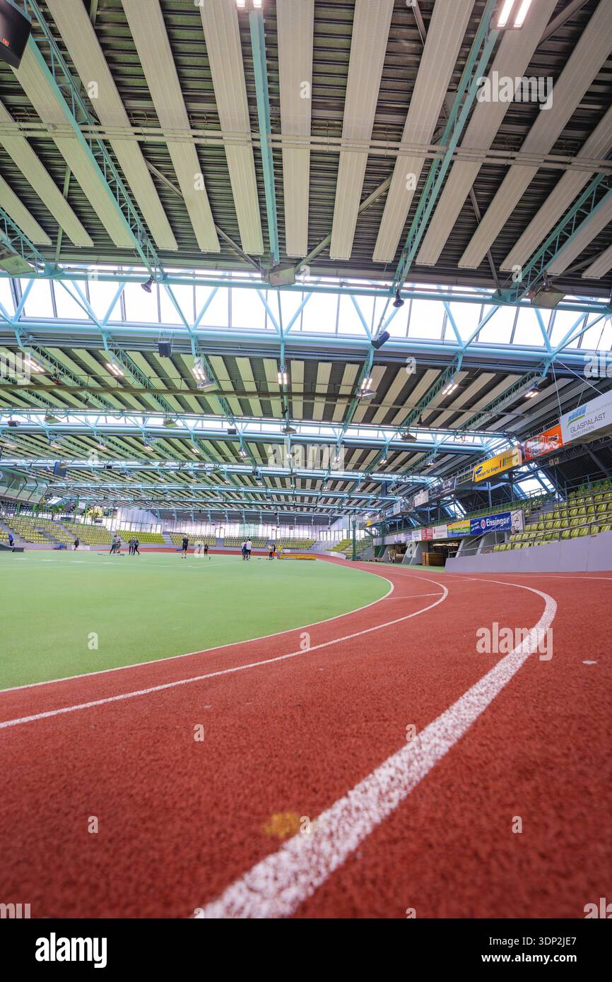 Innenansicht einer modernen Sporthalle mit roter Laufbahn und Grünfläche unter Stahlträgern, Glaspalais Sindelfingen, Stadtteil Böblingen, Germa Stockfoto