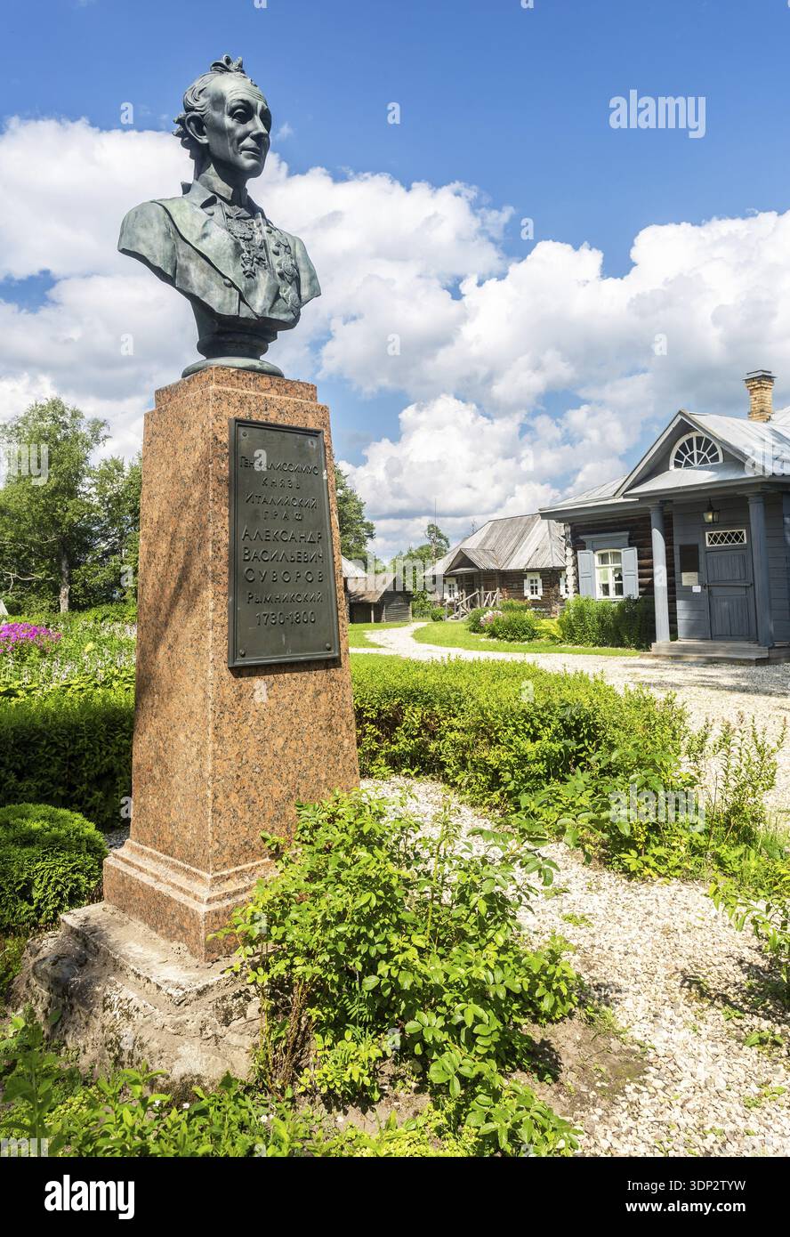 Konchansko-Suvorovskoe, Russland - 26. Juli 2022: Denkmal für Alexander Suvorov im Museumsgebäude von Generalissimo A. Suvorov in der Nähe von Borovichi in Su Stockfoto