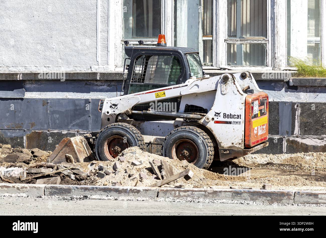 Samara, Russland – 25. Mai 2024: Bobcat-Lader arbeitet auf der Straße der Stadt. Die Bobcat Company ist ein amerikanischer Hersteller von Bauernhof und Bauwerken Stockfoto