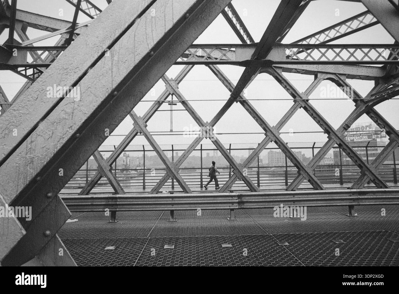 Flacher Blick auf die Stahlbögen und Gitterarbeiten der Washington Bridge, Februar 1991, mit einer Bulova-Werbetafel über dem Harlem River, NYC. Stockfoto