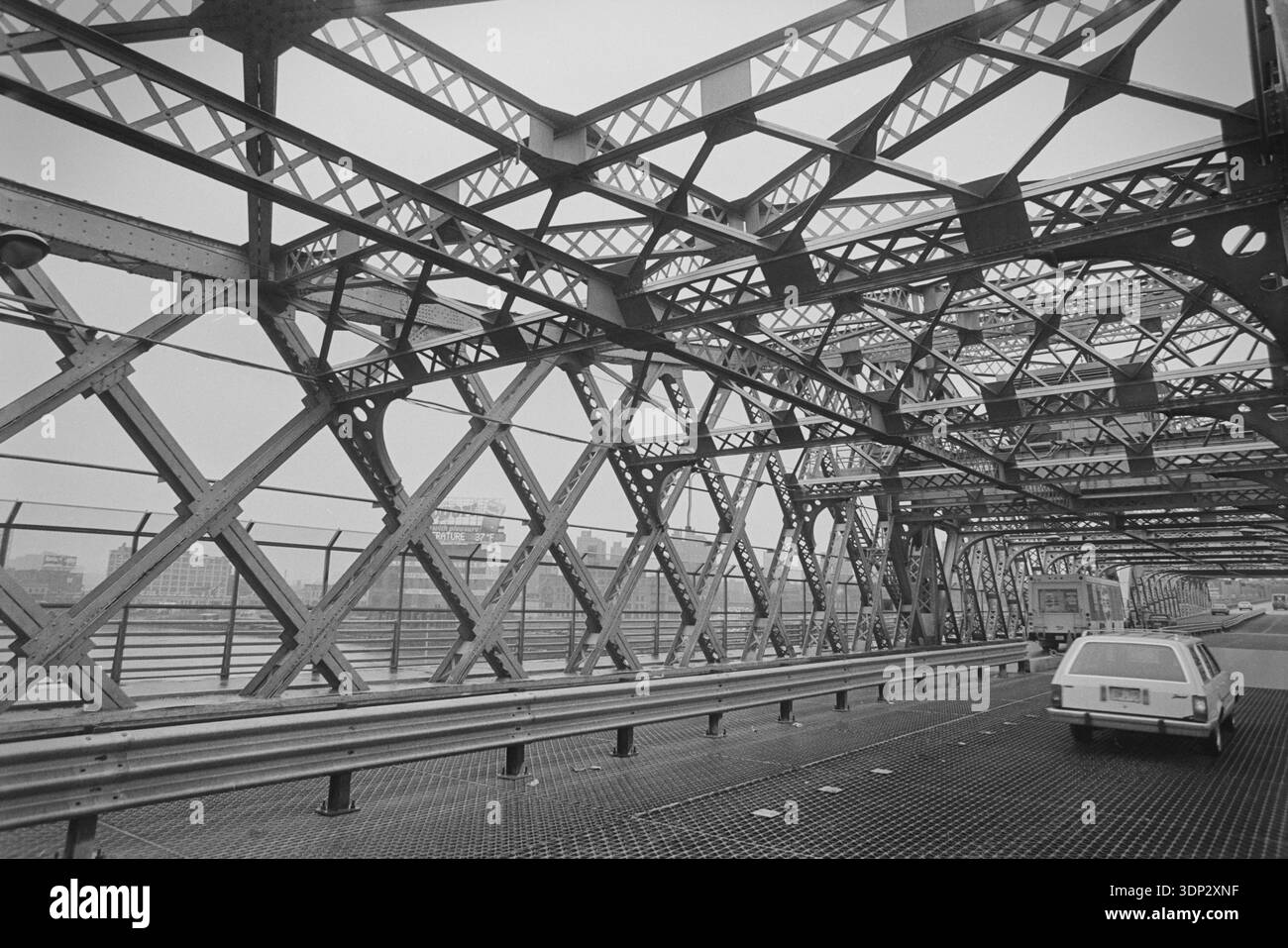 Flacher Blick auf die Stahlbögen und Gitterarbeiten der Washington Bridge, Februar 1991, mit einer Bulova-Werbetafel über dem Harlem River, NYC. Stockfoto
