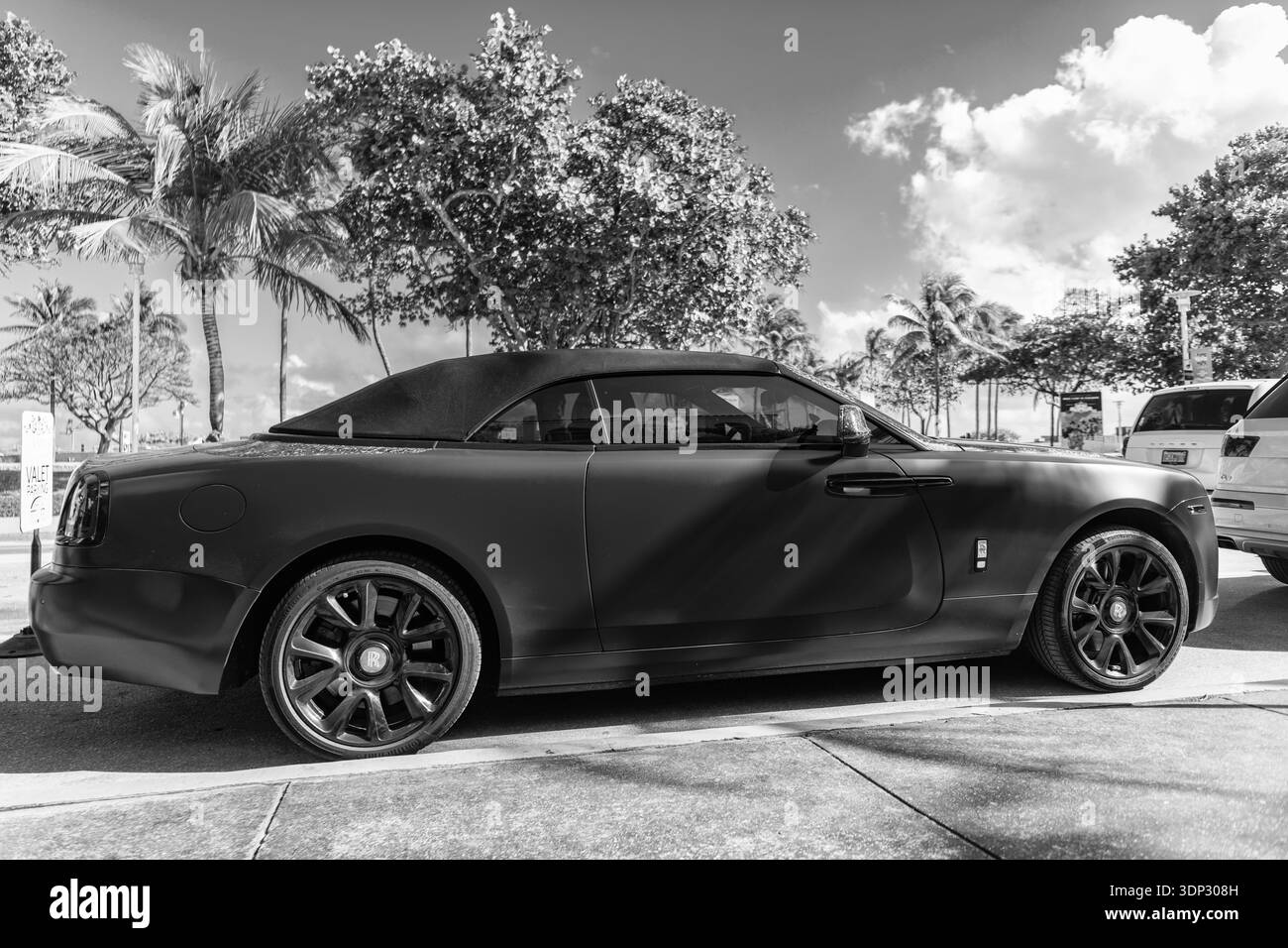Miami, Florida, USA - 17. Dezember 2024: Roter Luxuswagen des Rolls Royce Wraith-Modells. Auto von Rolls Royce parkt im Freien. Royce Wraith, Seitenansicht Stockfoto