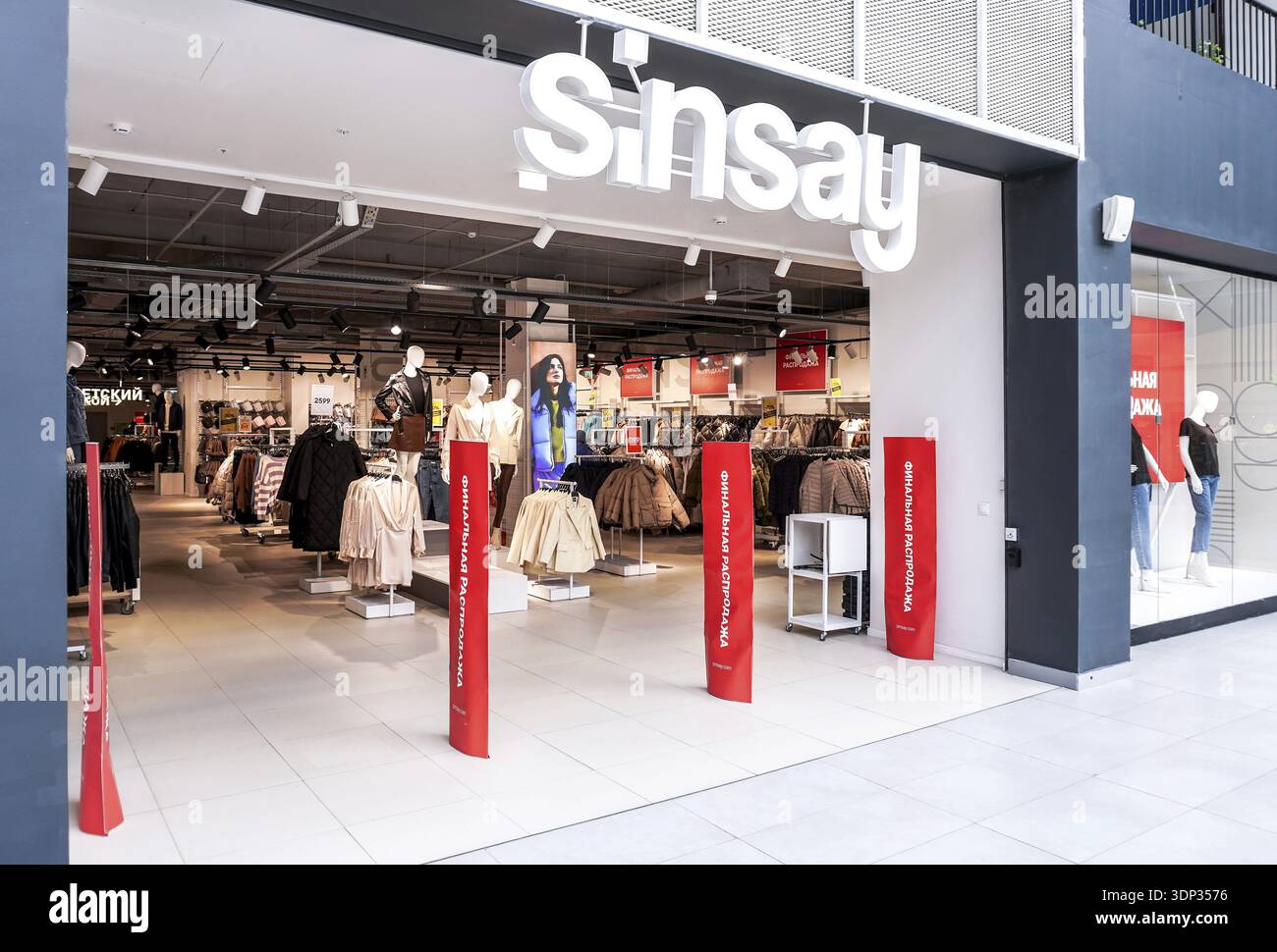 Samara, Russland - 2. März 2023: Kette Sinsay Store im Einkaufszentrum Stockfoto