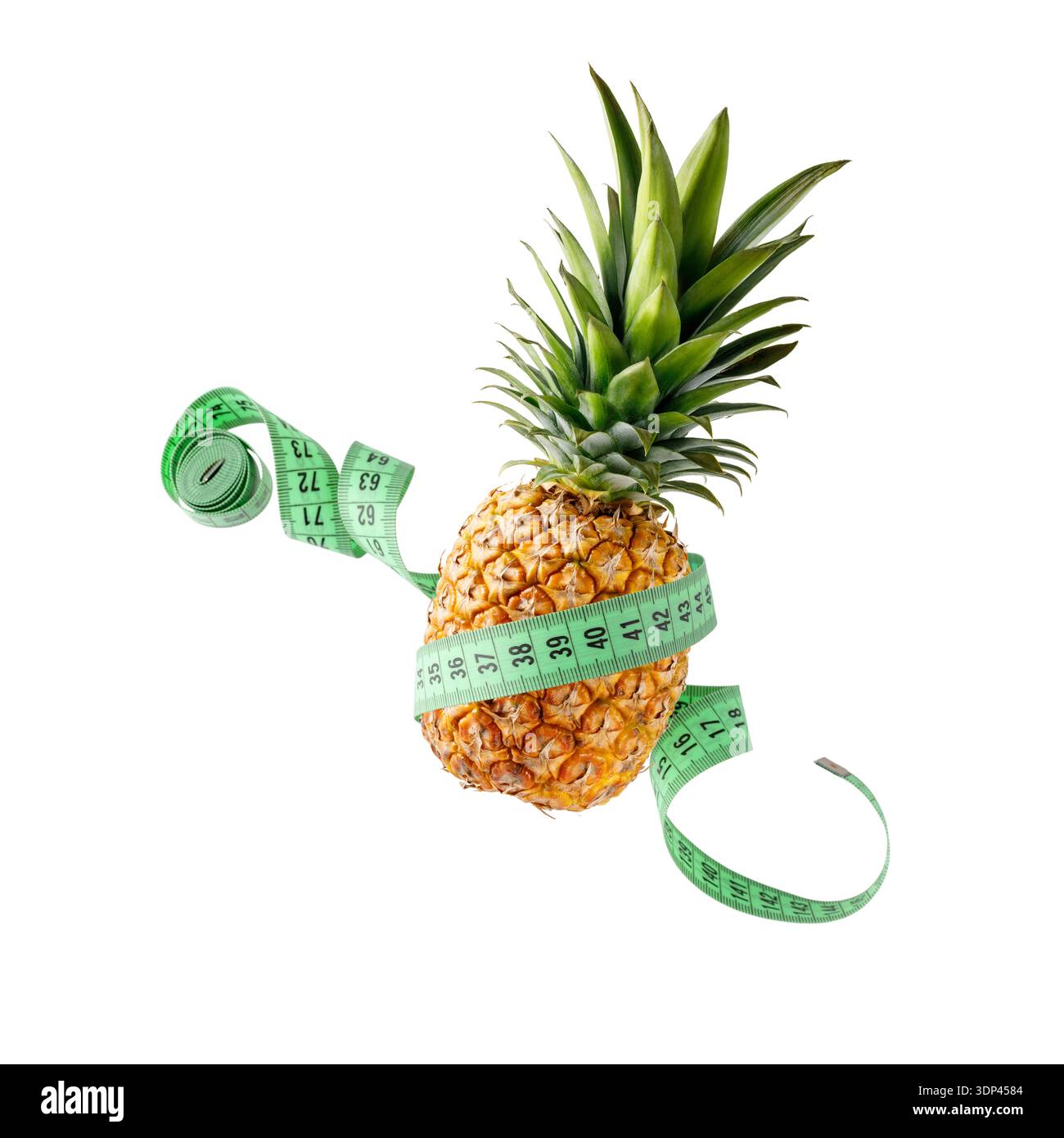 Frische Ananas-Früchte und Maßband, das isoliert auf weißem Hintergrund fliegt. Symbol für gesunde Ernährung und Kontrolle des Körpergewichts. Stockfoto
