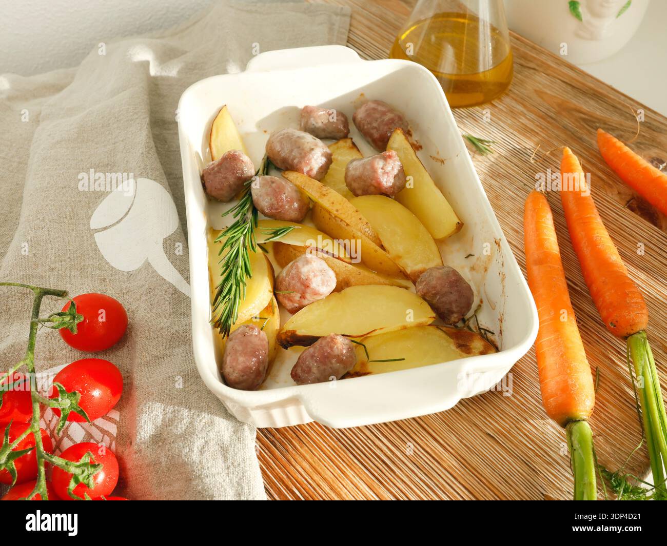 Gebackene Kartoffelscheiben und hausgemachte Würstchen aus vom Hof gezüchtetem Fleisch. Ernährung und Gesundheit. Gewürze und Naturprodukte. Stockfoto