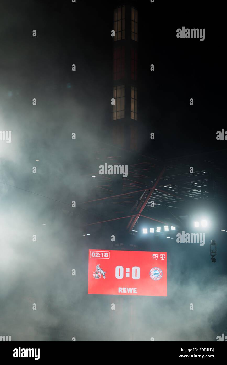 Fußball, Bundesliga, 1.FC Köln - FC Bayern München, Deep Smoke nach Pyrotechnik im Stadion mit Kabelcam und LED-Bildschirm Stockfoto