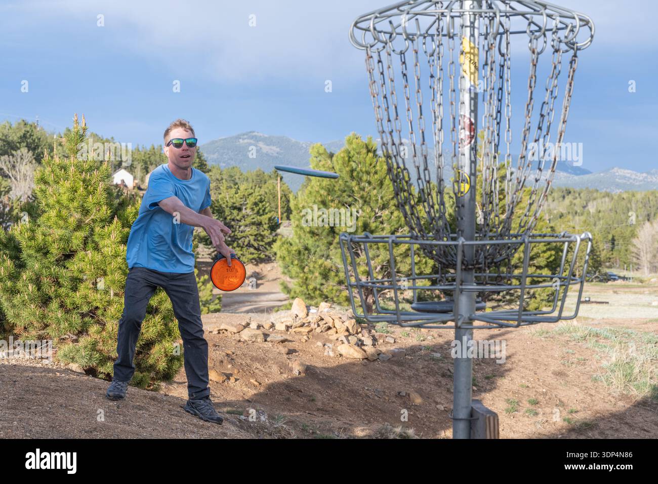Die Ketten jagen: Präzises Putting im High Country Stockfoto