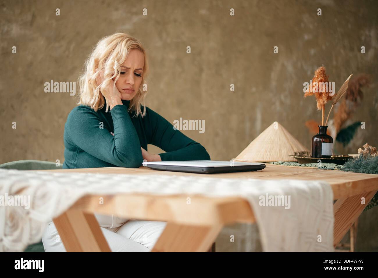 Frau Fühlt Sich Bei Der Arbeit Gestresst Stockfoto