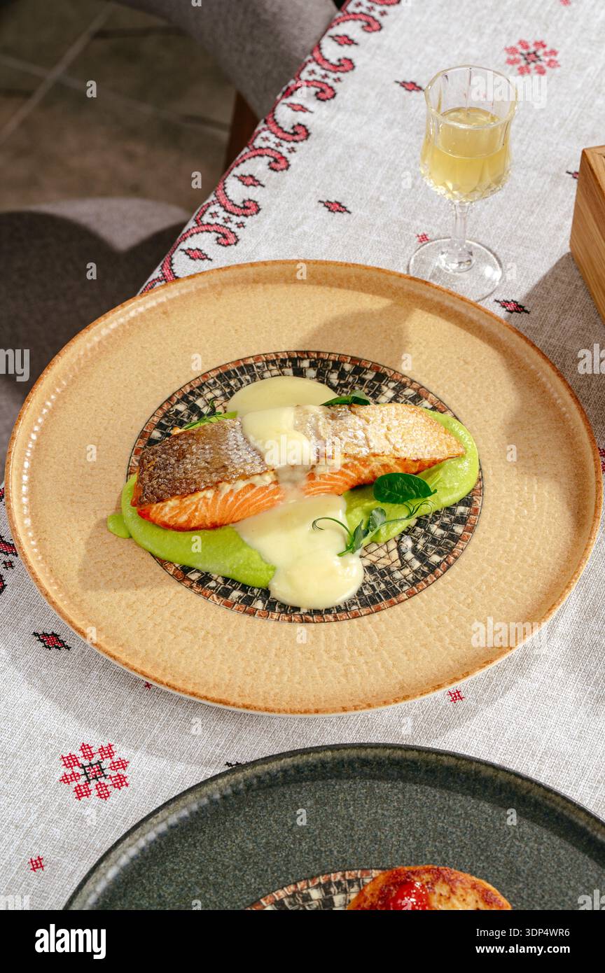 Forellensteak mit Avocadosauce Stockfoto