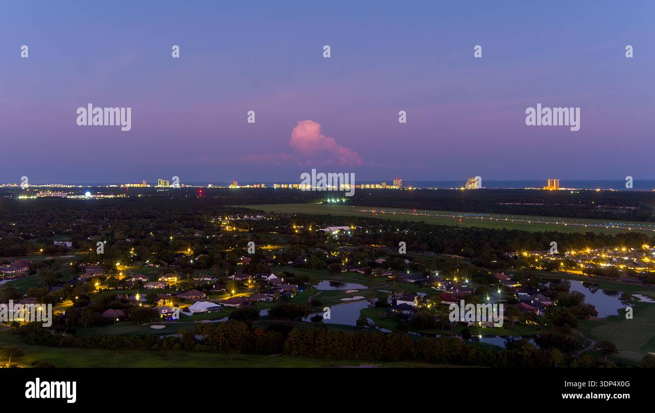 Blick aus der Vogelperspektive auf Gulf Shores bei Sonnenuntergang Stockfoto