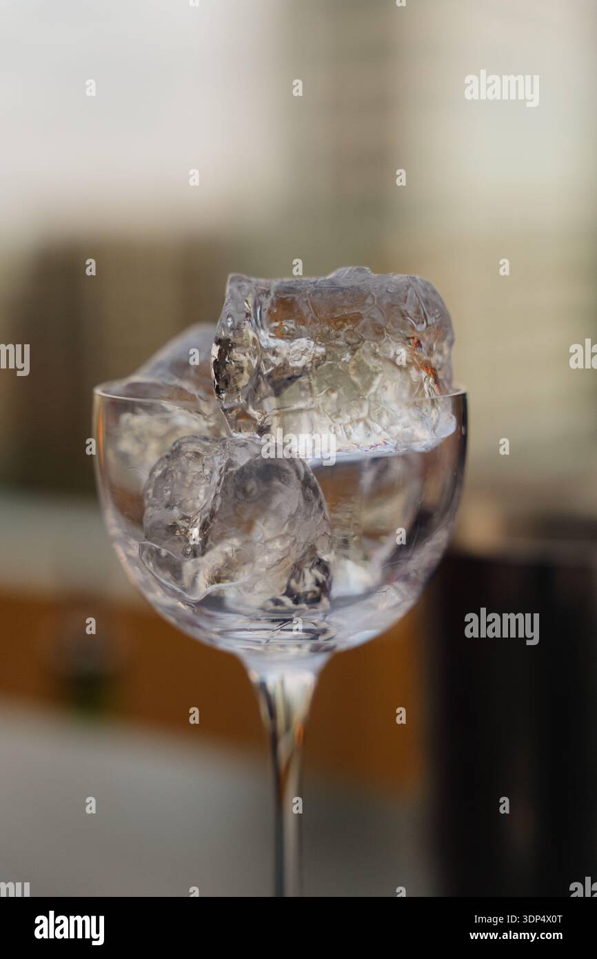 Eiswürfel in elegantem Glas in Nahaufnahme Stockfoto